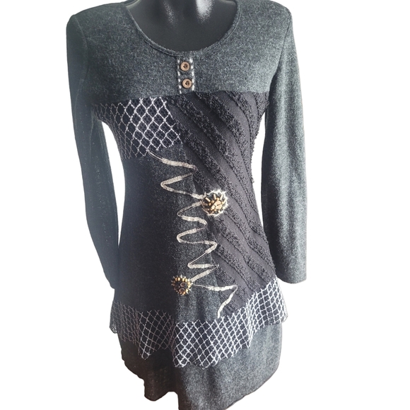 S & C Dresses & Skirts - Stylish Y2K Gray and Black Long Sleeve Patterned Dress M